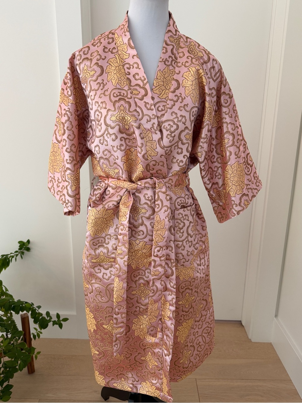 ROBE Tie Waist Kimono Style Damask Floral Fabric Shiny Pink Gold Loungewear